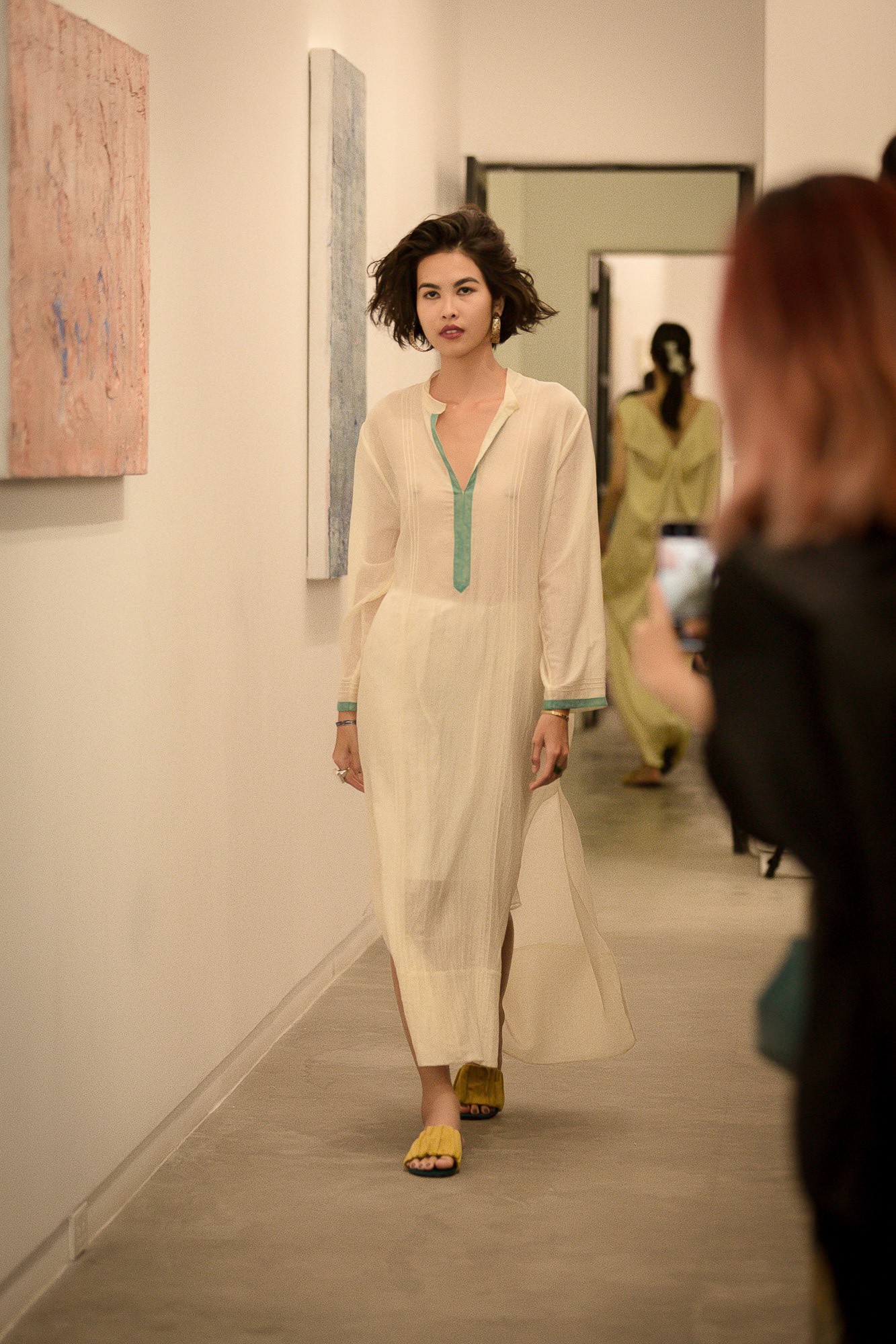 Thời trang lụa l&ecirc;n ng&ocirc;i v&igrave; mềm, m&aacute;t v&agrave; sang trọng - Ảnh 5.