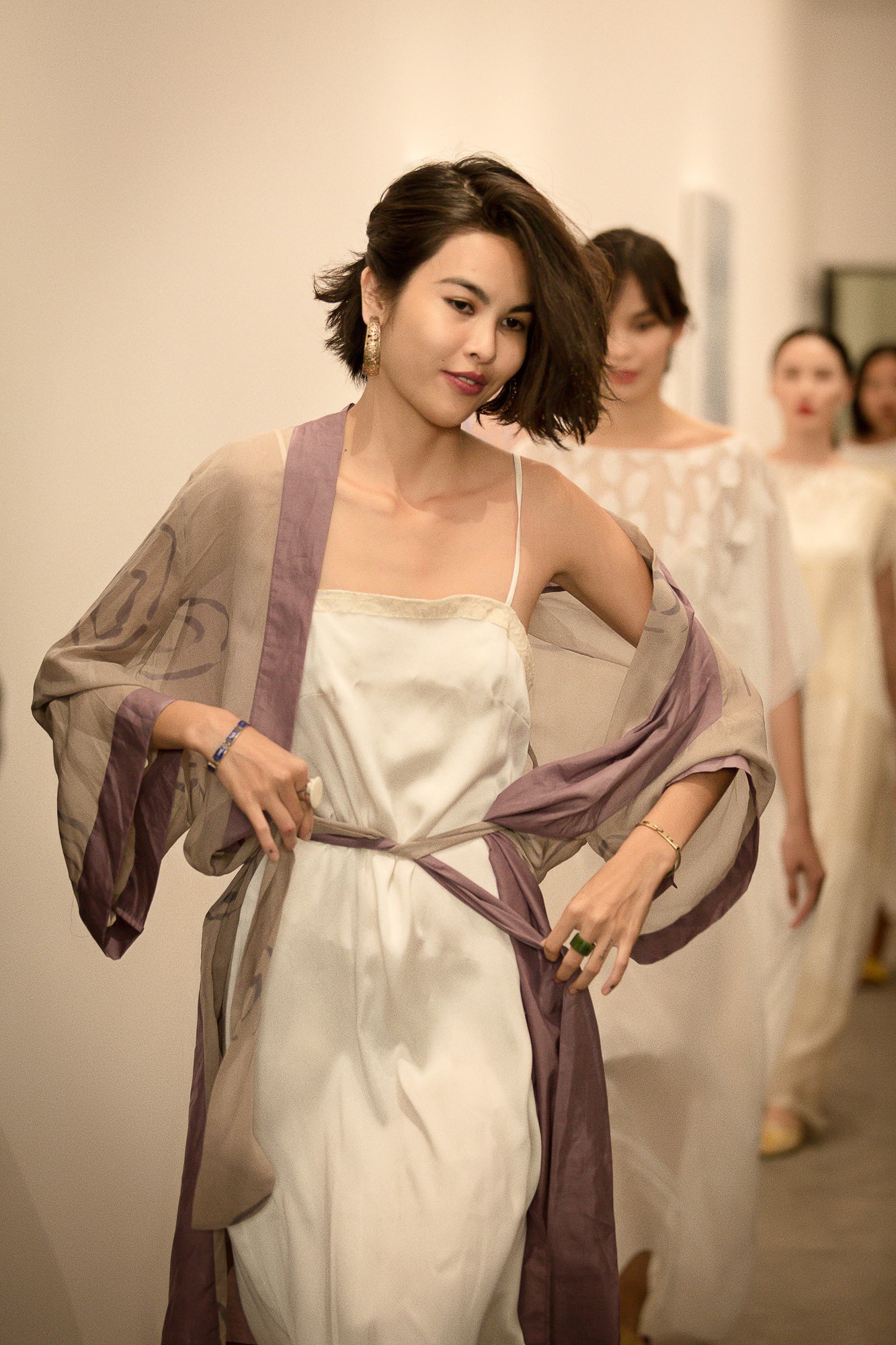 Thời trang lụa l&ecirc;n ng&ocirc;i v&igrave; mềm, m&aacute;t v&agrave; sang trọng - Ảnh 1.