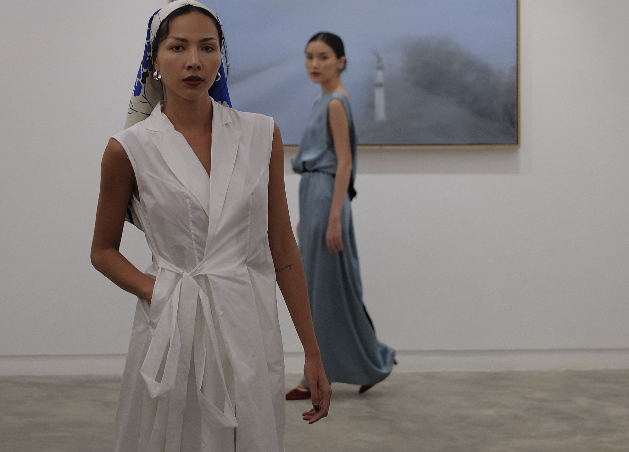 Thời trang lụa lên ngôi vì mềm, mát và sang trọng