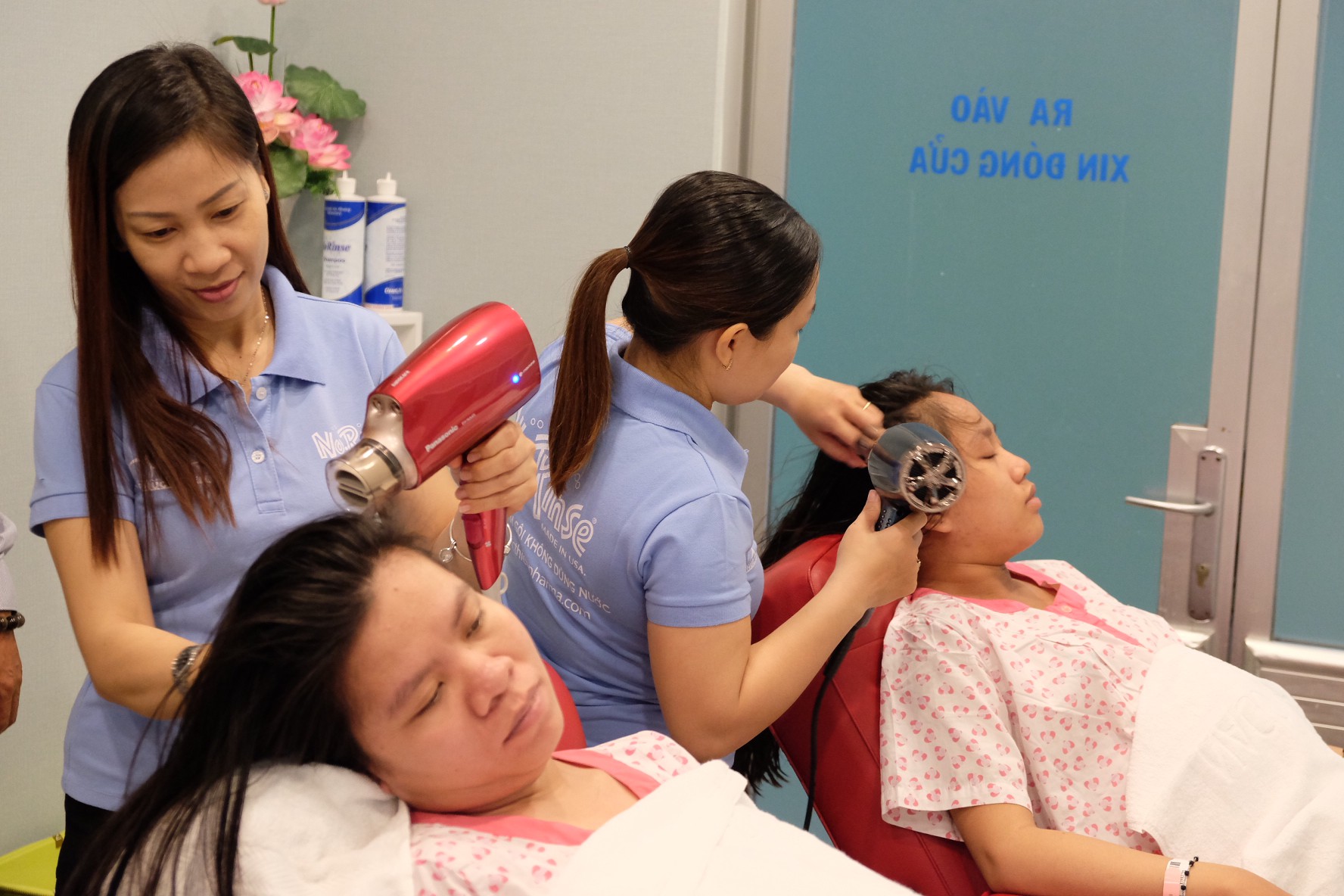 Đi sinh, bà bầu được gội đầu, massage miễn phí