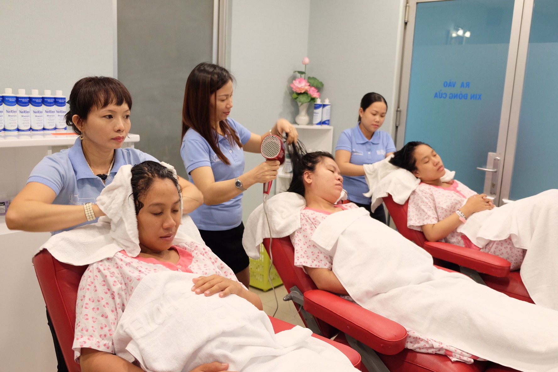 Đi sinh, bà bầu được gội đầu, massage miễn phí - Ảnh 2.