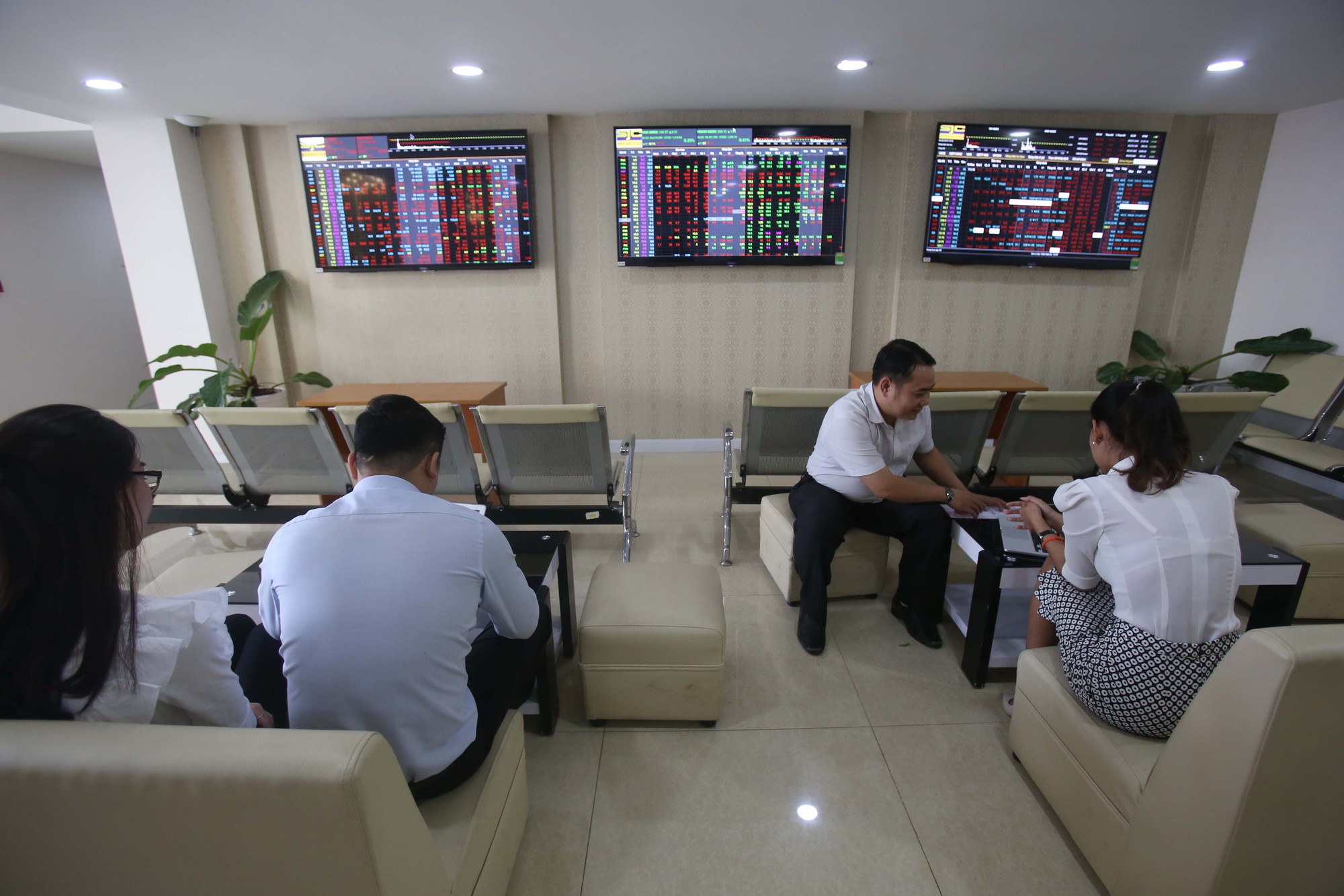 VN-Index vượt mức đỉnh lịch sử 1.170 điểm - Ảnh 1.