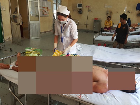 Tàu chở xăng dầu bốc cháy kinh hoàng, nhiều người bị thương - Ảnh 1.