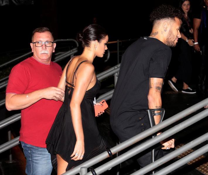 Neymar chống nạng "đi đêm" với bạn gái