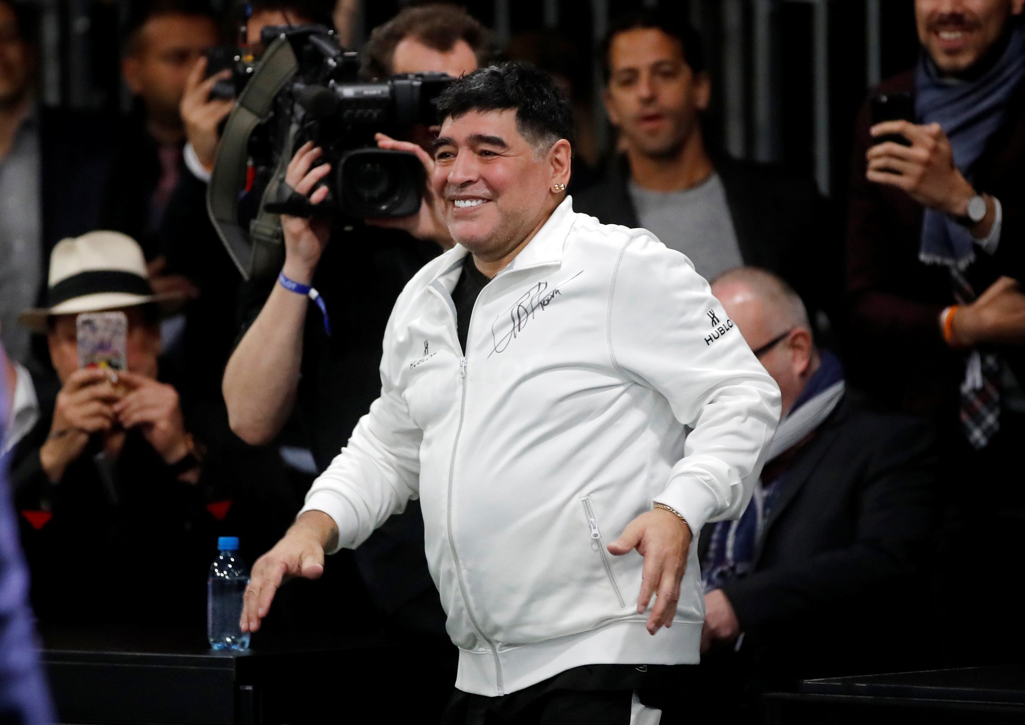 Mourinho dẫn dắt Usaint Bolt đối đầu đội bóng của Maradona - Ảnh 9.