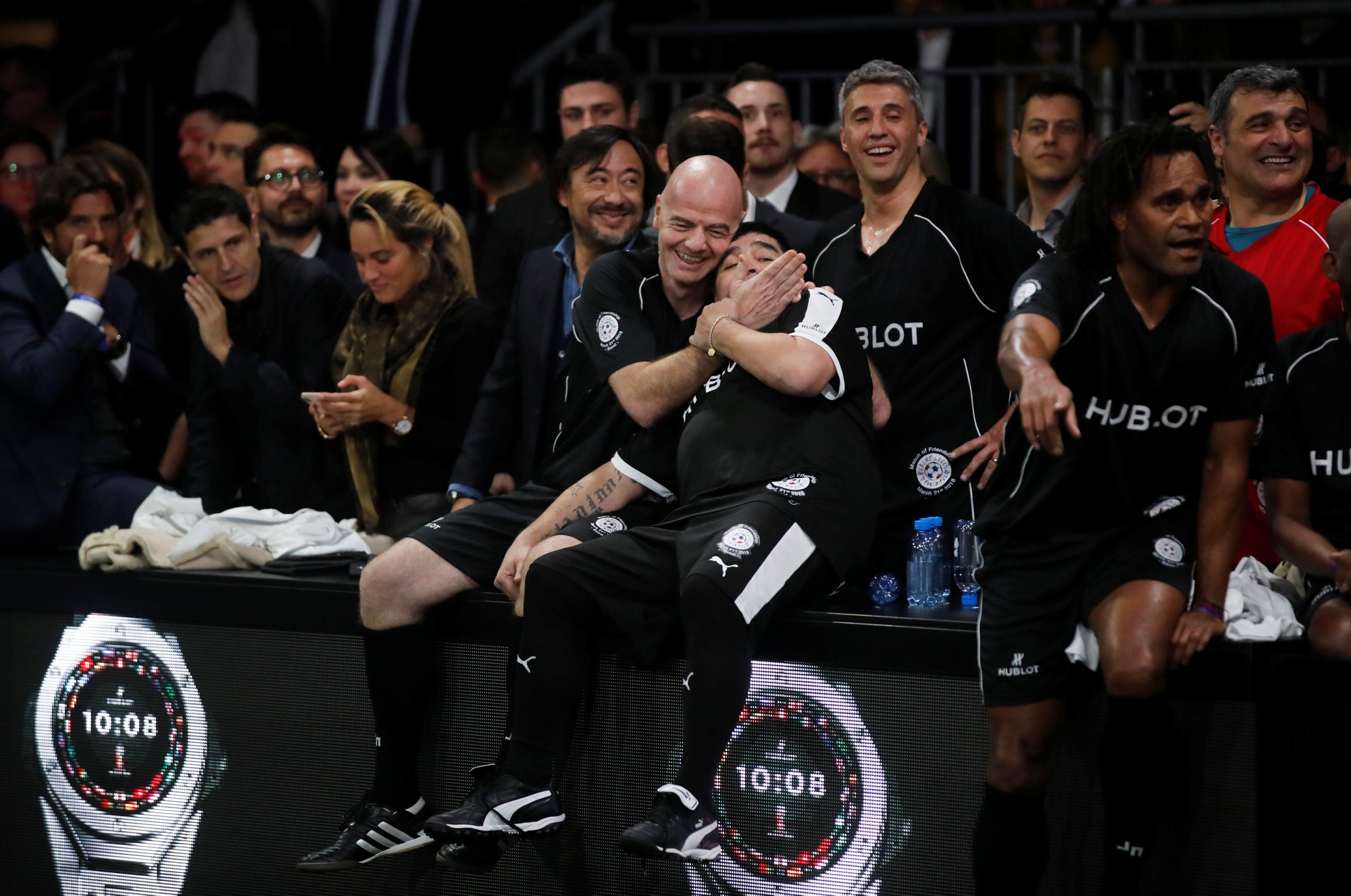 Mourinho dẫn dắt Usaint Bolt đối đầu đội bóng của Maradona - Ảnh 1.