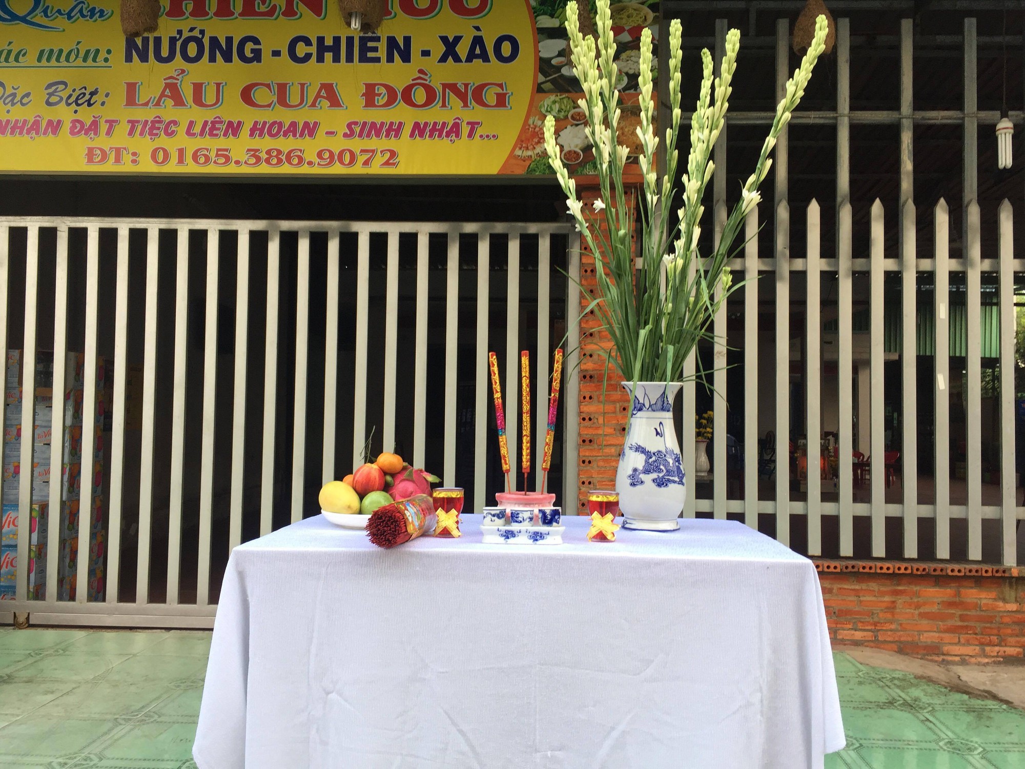 Người d&acirc;n lập b&agrave;n thờ tiếc thương cố Thủ tướng Phan Văn Khải - Ảnh 3.