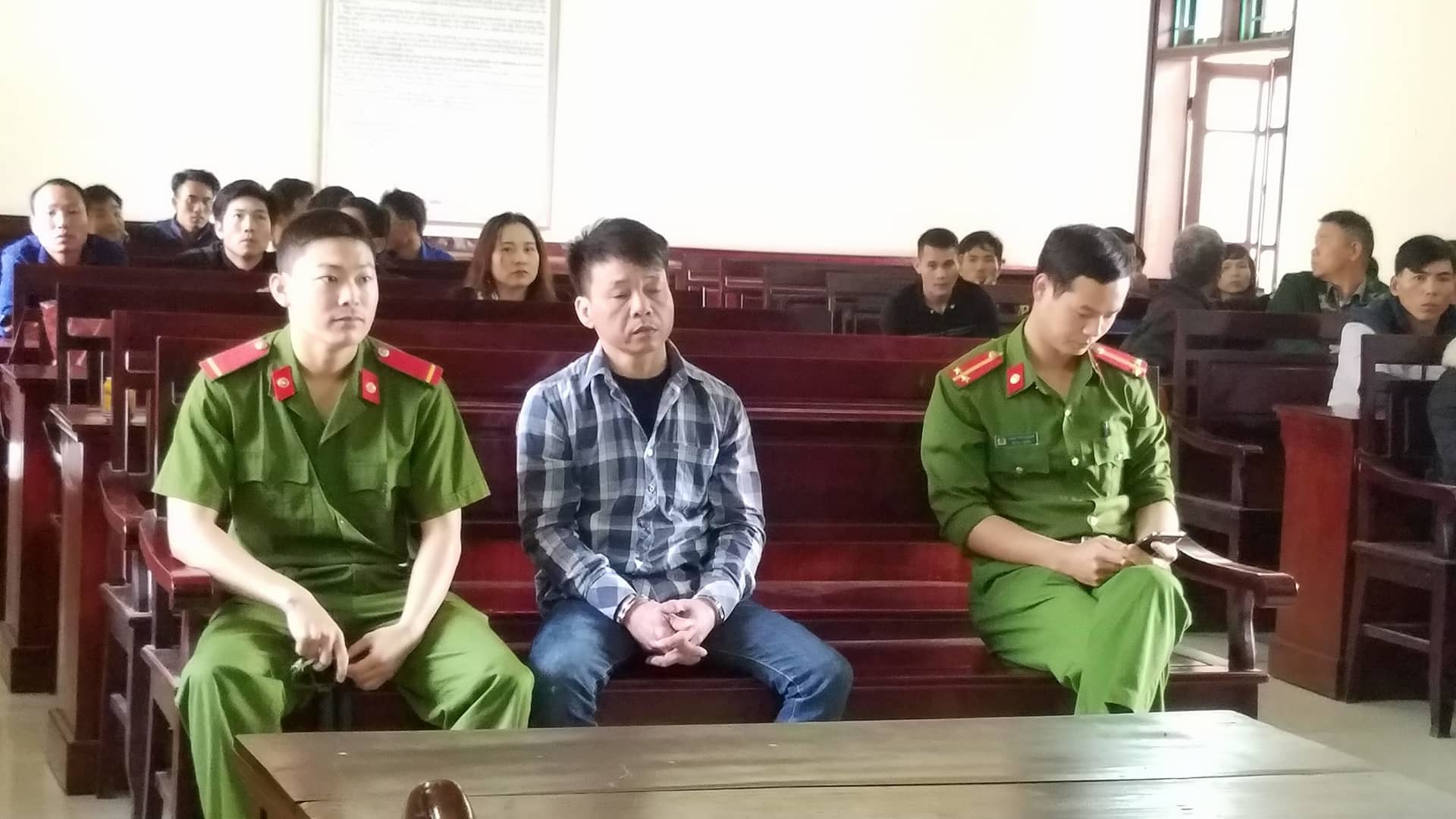 Đến nhà bạn, hiếp dâm bé gái 8 tuổi đang chơi trốn tìm