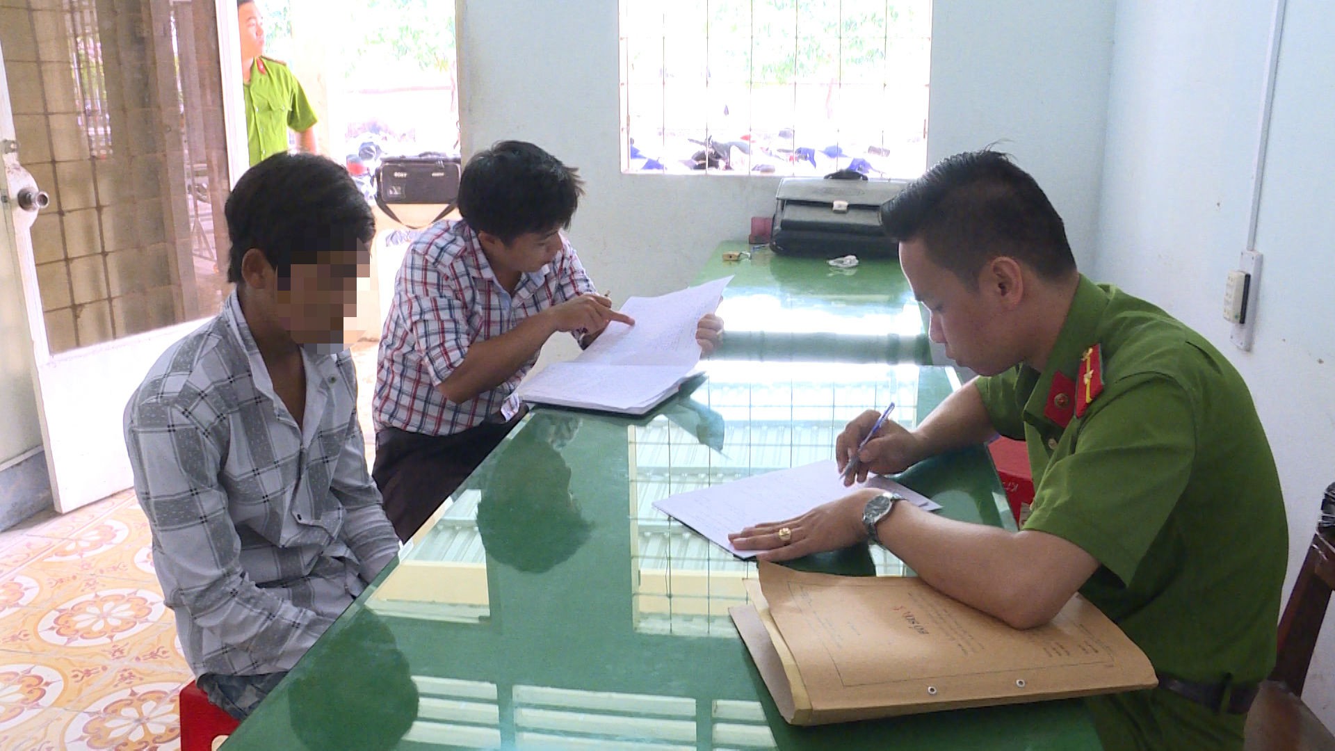 Không thấy chủ nhà, thiếu niên 15 tuổi hiếp dâm bé gái 11 tuổi