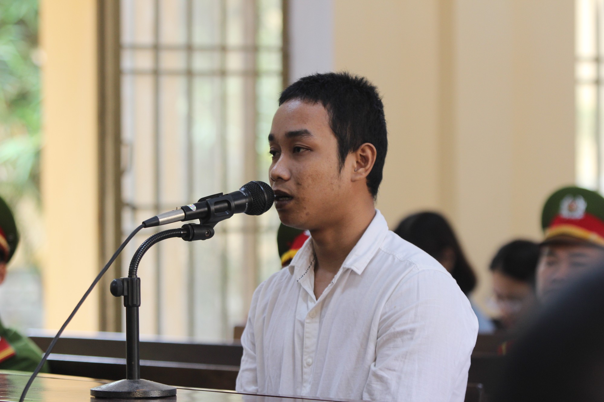 Nhậu say, tạt xăng đốt vợ - Ảnh 1.