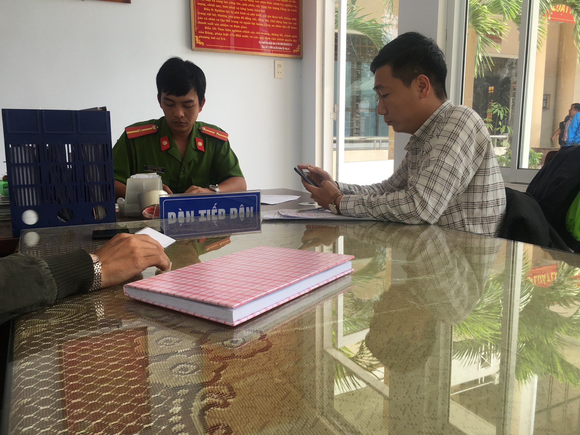 Một ph&oacute;ng vi&ecirc;n bị đ&aacute;nh, dọa giết khi ghi h&igrave;nh xe qu&aacute; tải - Ảnh 2.