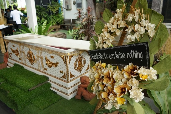 Quán cà phê cho khách thử làm người chết ở Bangkok - Ảnh 5.
