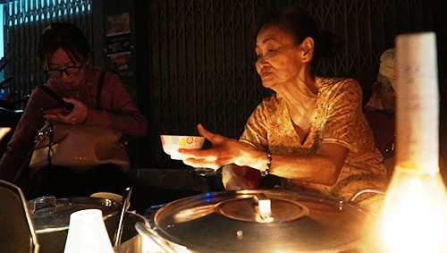 Chè đèn dầu Sài Gòn 40 năm: chỉ 5.000 đồng/chén