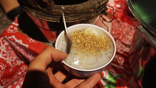 Ch&egrave; đ&egrave;n dầu S&agrave;i G&ograve;n 40 năm: chỉ 5.000 đồng/ch&eacute;n - Ảnh 2.