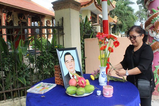 Người dân lập bàn thờ tiếc thương cố Thủ tướng Phan Văn Khải