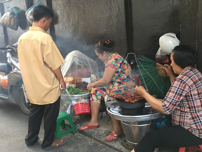 Bánh mì thịt nướng 20 năm đáng nhớ ở Sài Gòn - Ảnh 2.
