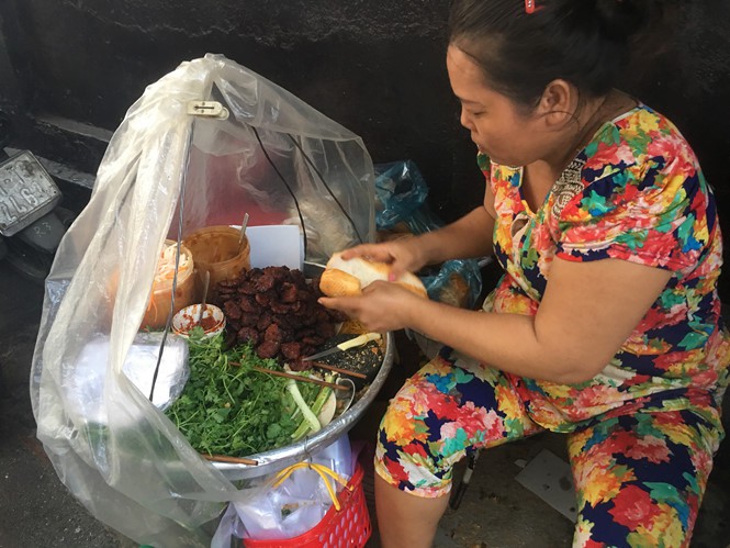 Bánh mì thịt nướng 20 năm đáng nhớ ở Sài Gòn - Ảnh 3.