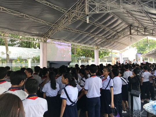 Người d&acirc;n lập b&agrave;n thờ tiếc thương cố Thủ tướng Phan Văn Khải - Ảnh 12.