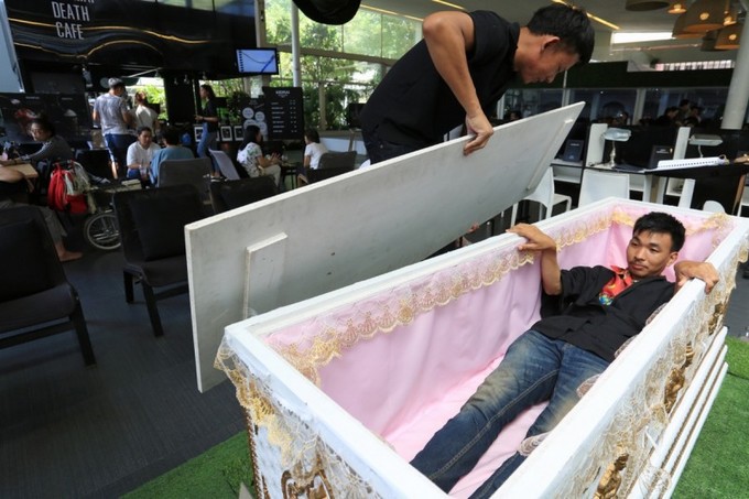 Quán cà phê cho khách thử làm người chết ở Bangkok - Ảnh 8.