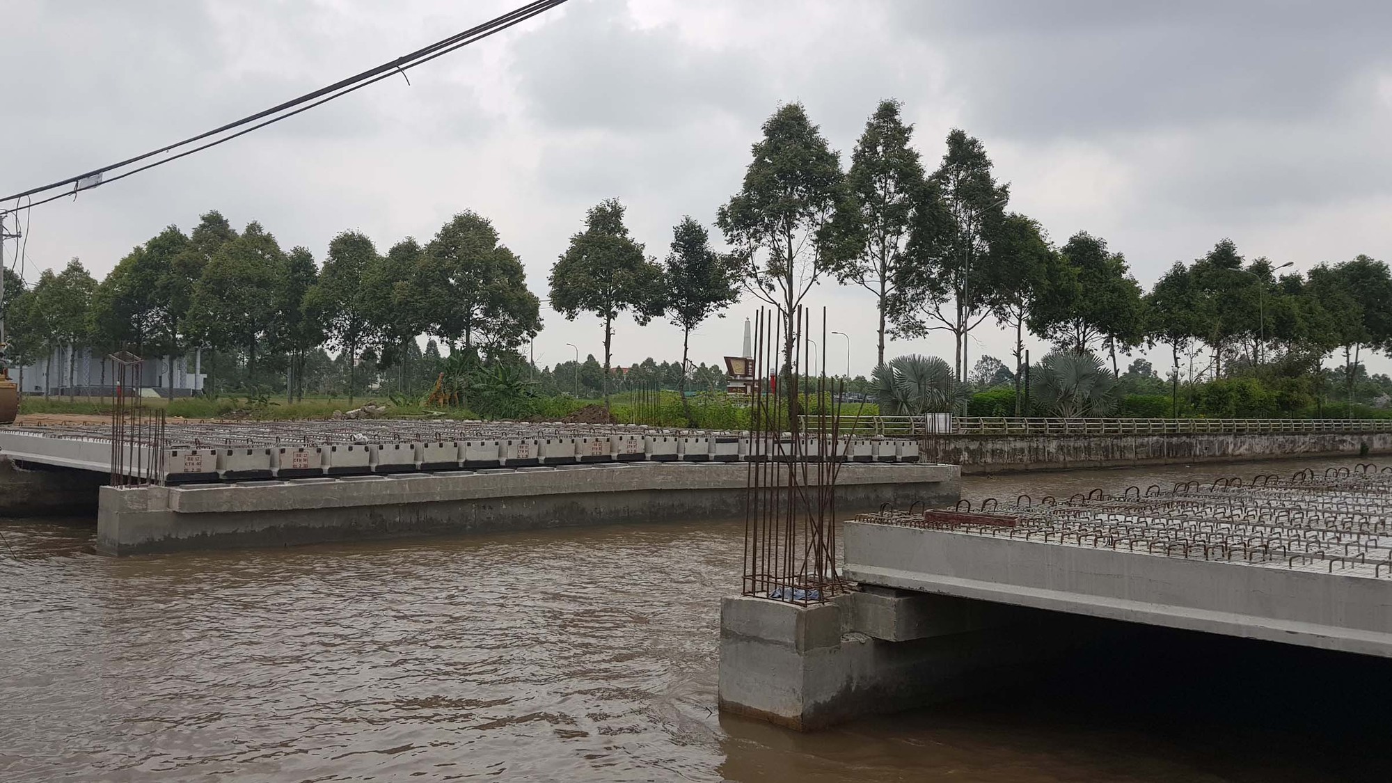 Cầu "tạo mỹ quan", tàu ghe không qua được