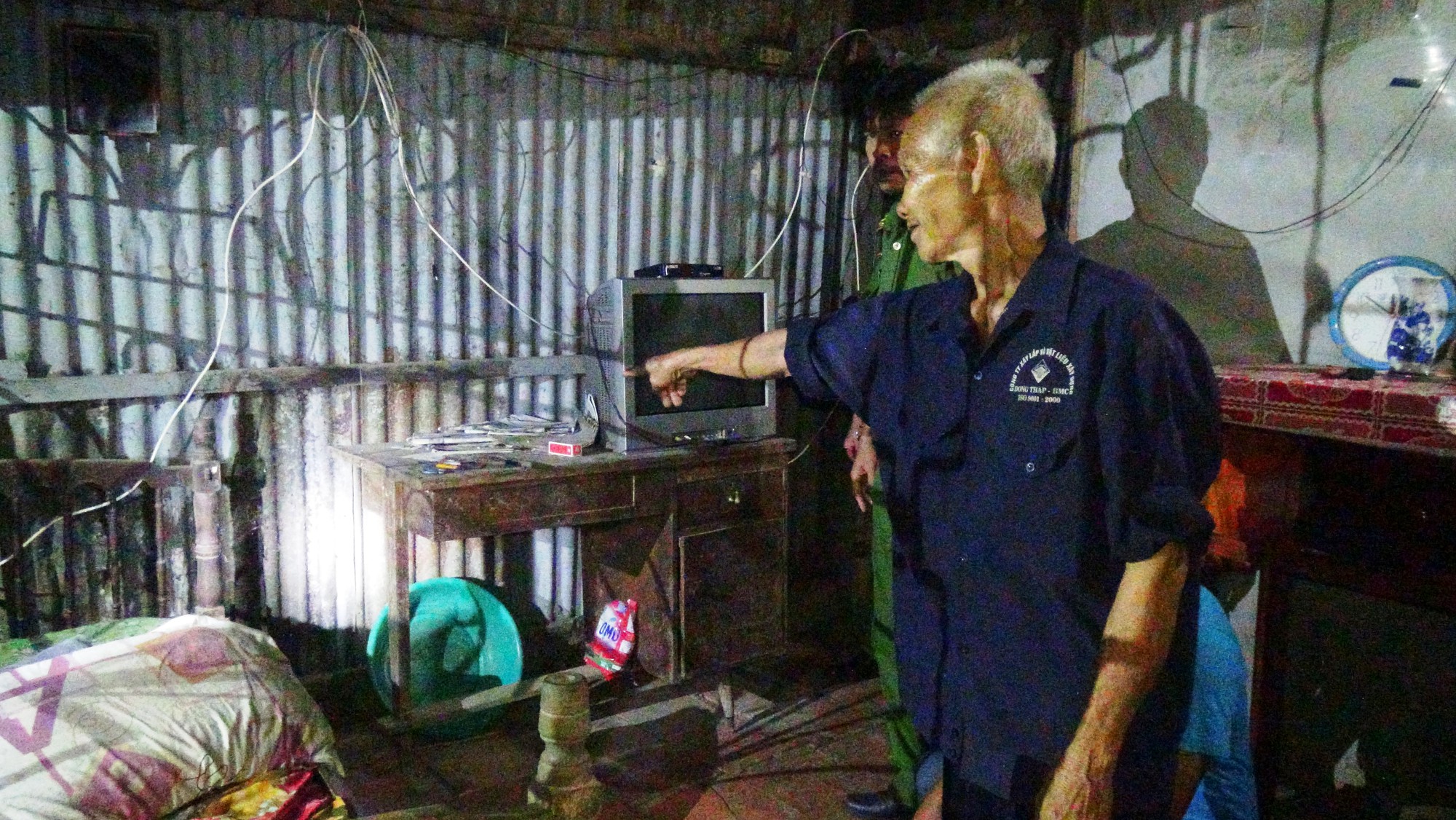 Bắt tạm giam cụ ông 75 tuổi đâm chết bạn nhậu 30 tuổi - Ảnh 1.