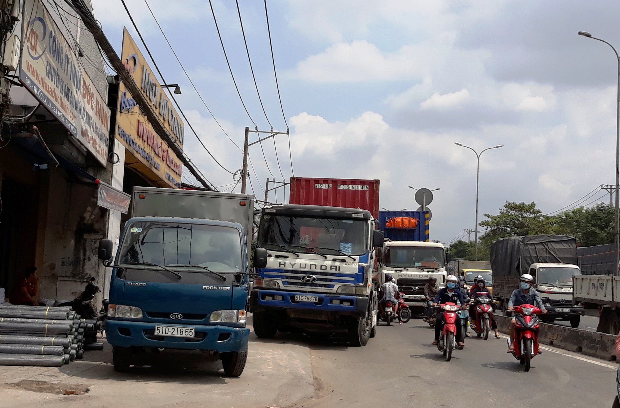 Xe tải giành đường xe máy