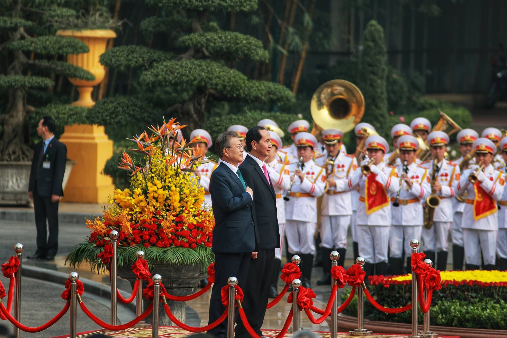 Cận cảnh lễ đ&oacute;n Tổng thống H&agrave;n Quốc Moon Jae In tại Phủ chủ tịch - Ảnh 1.