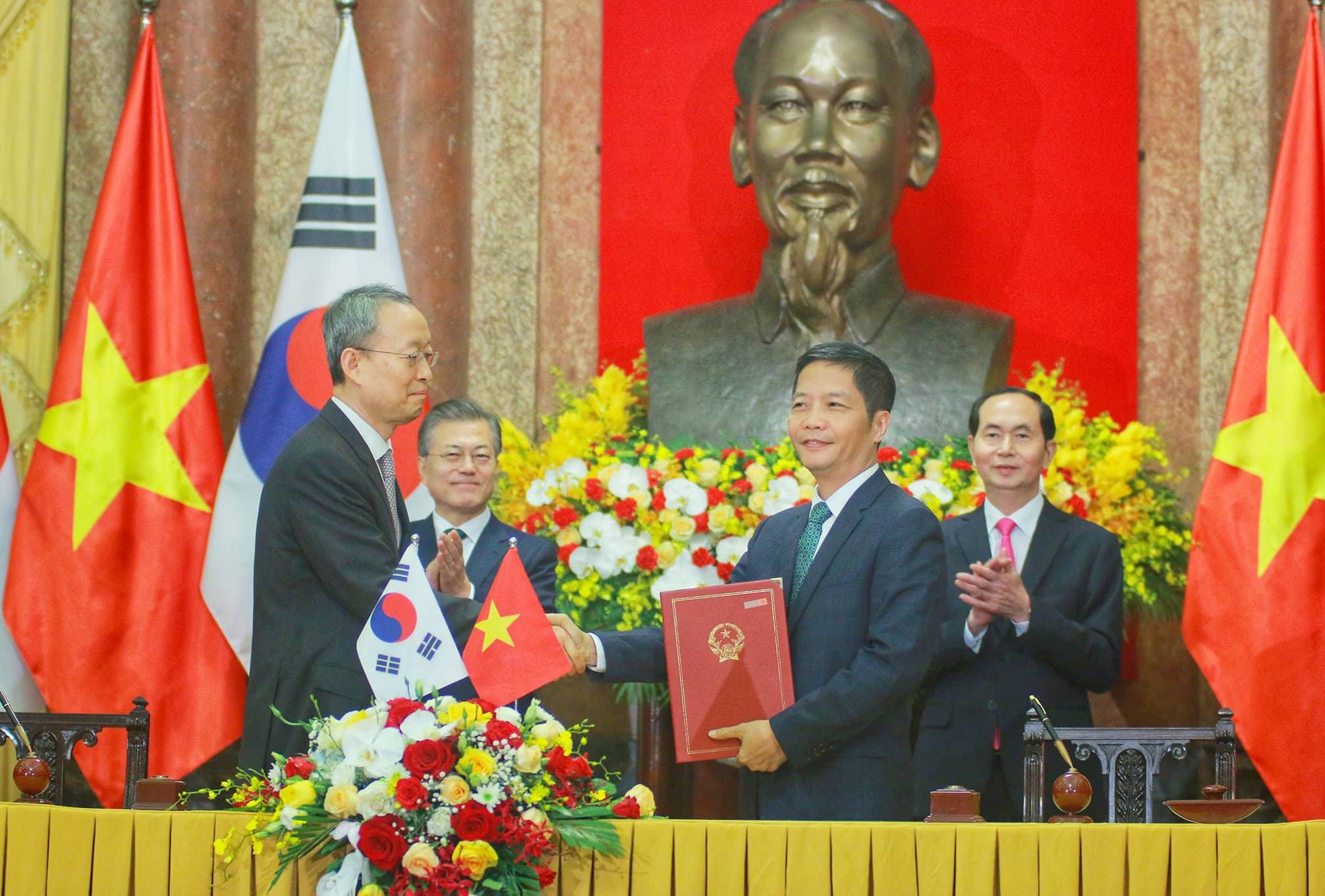 Tổng thống Moon Jae In cam kết c&aacute;c biện ph&aacute;p bảo vệ c&ocirc; d&acirc;u Việt - Ảnh 4.