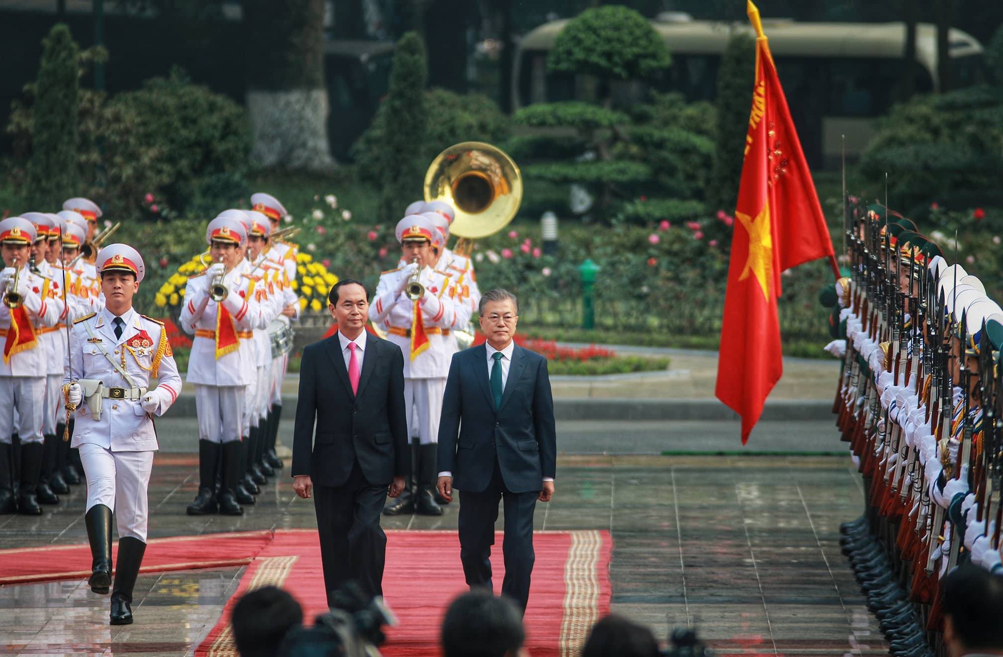 Cận cảnh lễ đ&oacute;n Tổng thống H&agrave;n Quốc Moon Jae In tại Phủ chủ tịch - Ảnh 2.