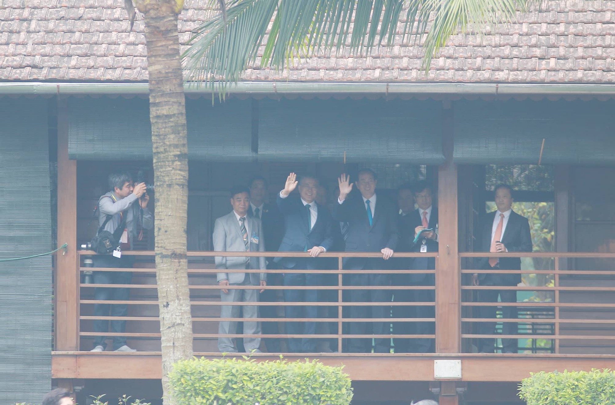 Tổng thống H&agrave;n Quốc Moon Jae In cho c&aacute; ăn tại ao c&aacute; B&aacute;c Hồ - Ảnh 2.