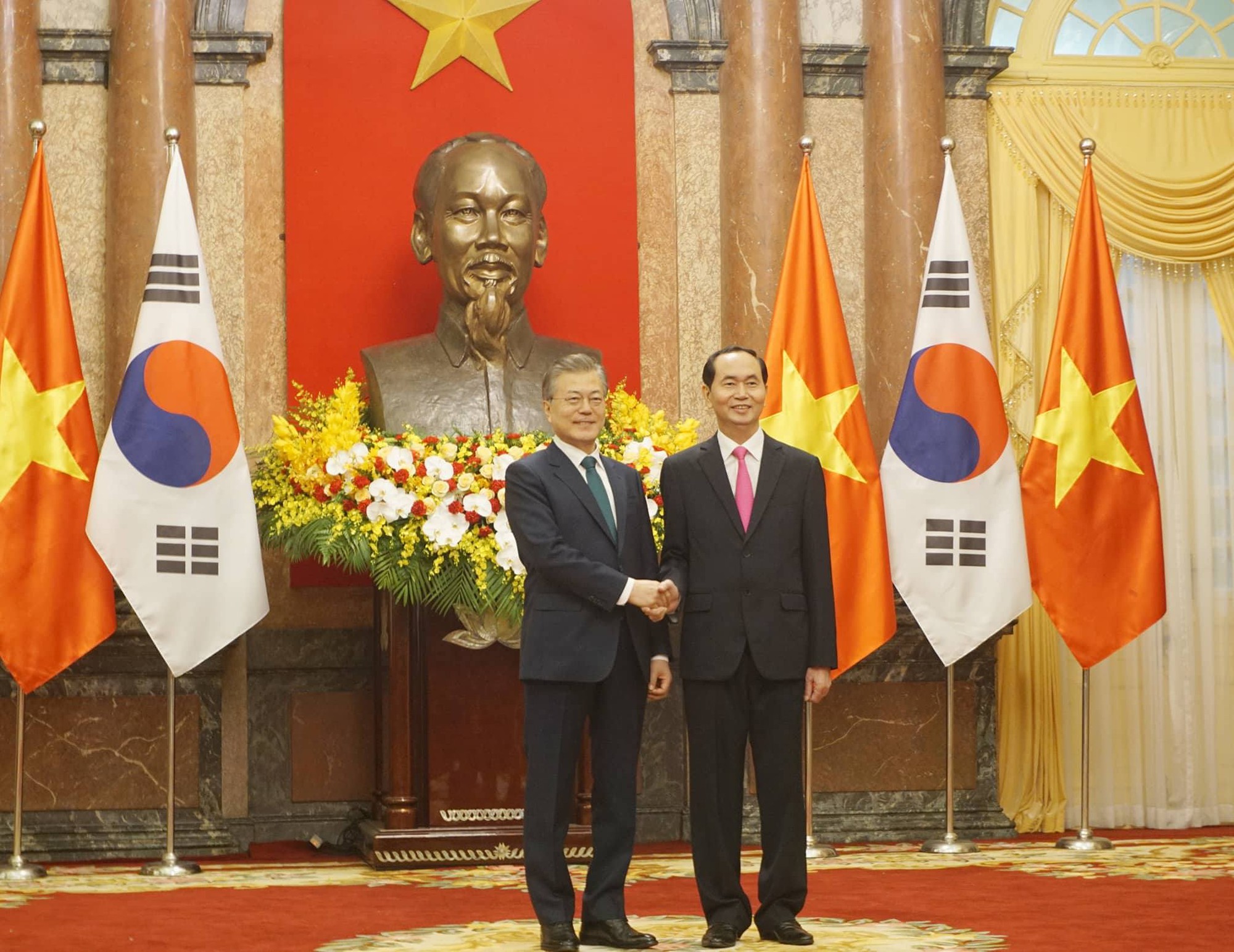 Cận cảnh lễ đ&oacute;n Tổng thống H&agrave;n Quốc Moon Jae In tại Phủ chủ tịch - Ảnh 4.