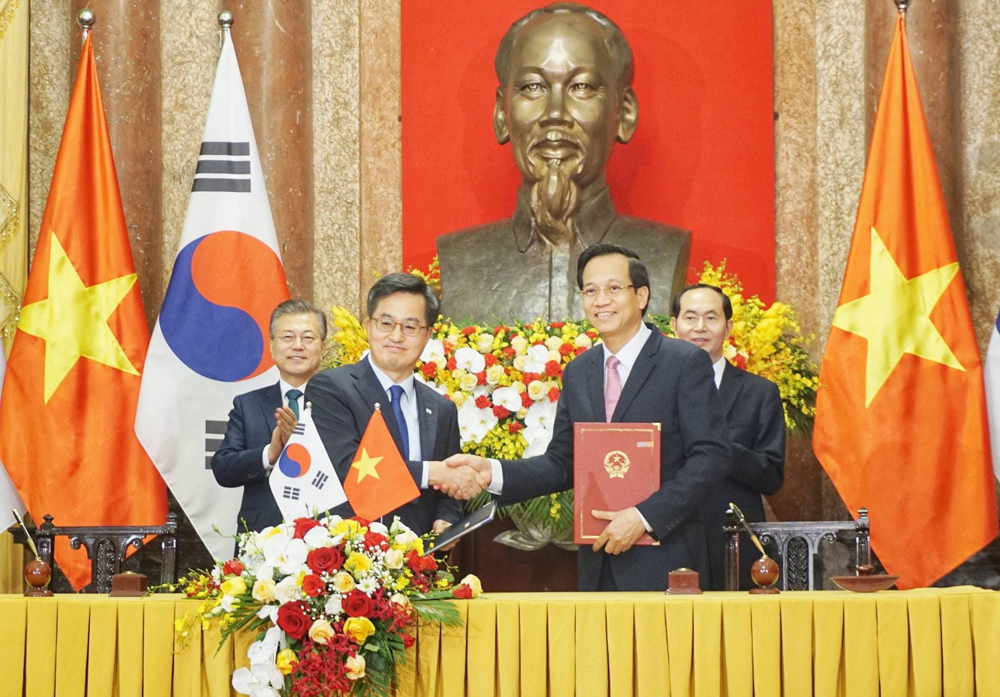 Tổng thống Moon Jae In cam kết c&aacute;c biện ph&aacute;p bảo vệ c&ocirc; d&acirc;u Việt - Ảnh 6.