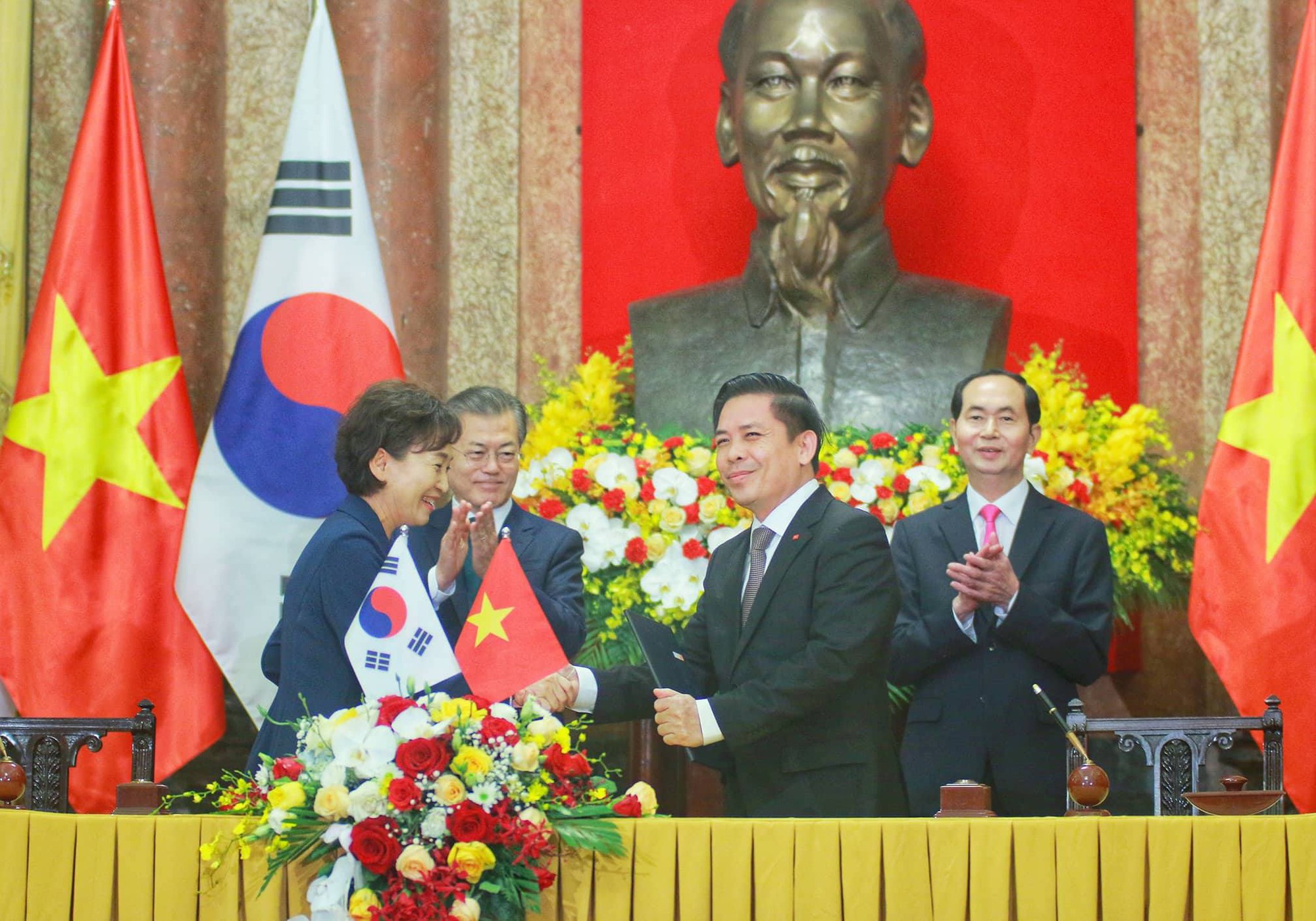 Tổng thống Moon Jae In cam kết c&aacute;c biện ph&aacute;p bảo vệ c&ocirc; d&acirc;u Việt - Ảnh 7.