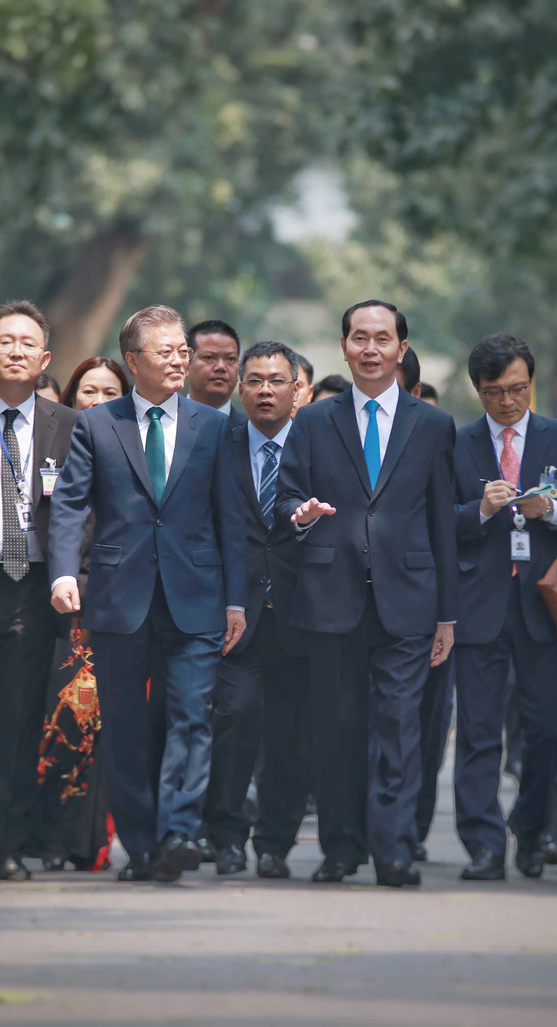 Tổng thống H&agrave;n Quốc Moon Jae In cho c&aacute; ăn tại ao c&aacute; B&aacute;c Hồ - Ảnh 1.