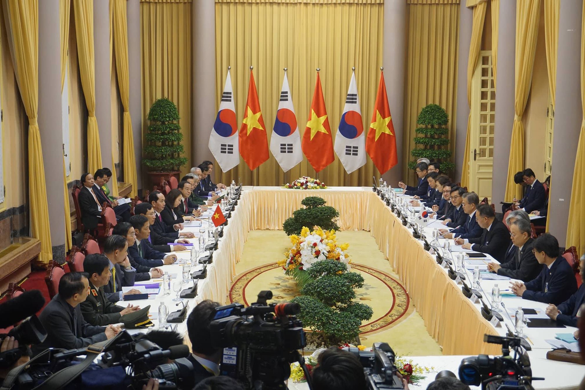 Cận cảnh lễ đ&oacute;n Tổng thống H&agrave;n Quốc Moon Jae In tại Phủ chủ tịch - Ảnh 6.