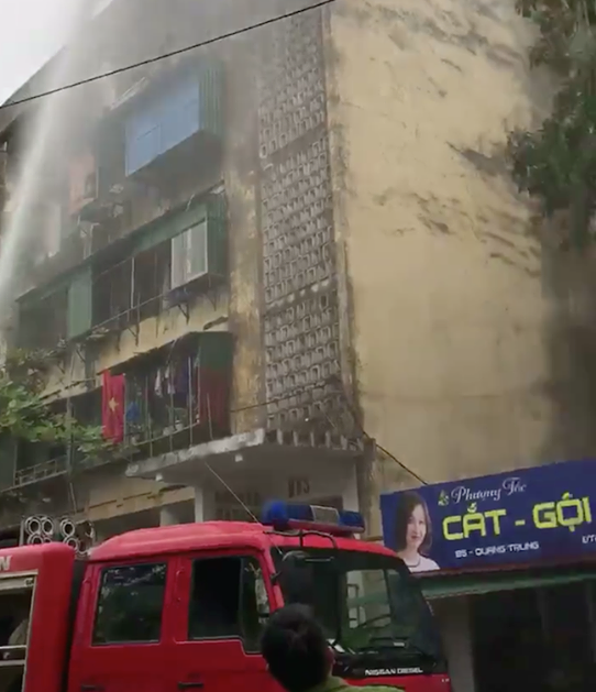Cháy chung cư, người dân hoảng loạn tháo chạy ra ngoài