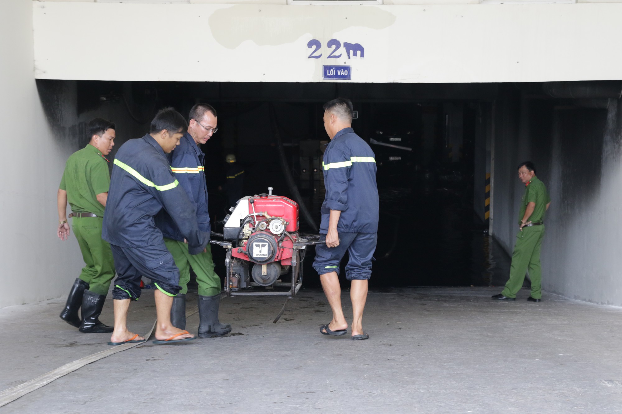 Vạ vật, kiệt sức sau vụ cháy chung cư Carina - Ảnh 7.