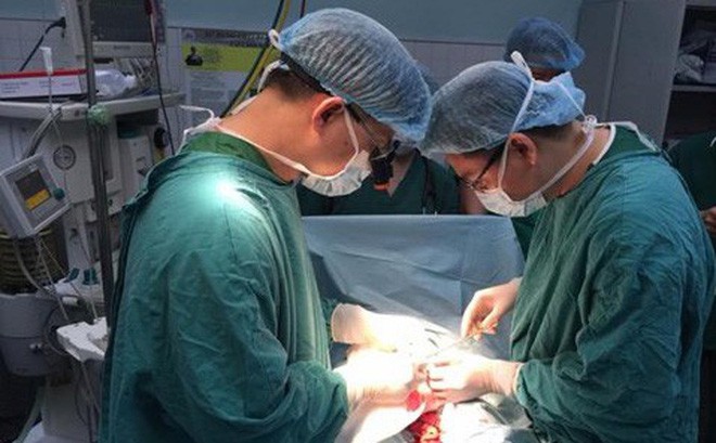 Nam thanh ni&ecirc;n bị bạn đ&aacute; g&atilde;y cậu nhỏ tr&ecirc;n s&acirc;n cỏ - Ảnh 2.
