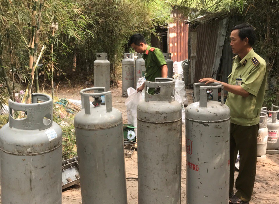 Sang chiết hàng ngàn bình gas lậu giữa khu phố