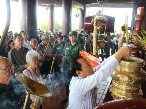 Dâng hương tưởng niệm các liệt sĩ TNXP