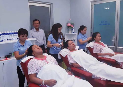 Tắm gội trước v&agrave; sau sinh tốt cho mẹ lẫn con - Ảnh 1.