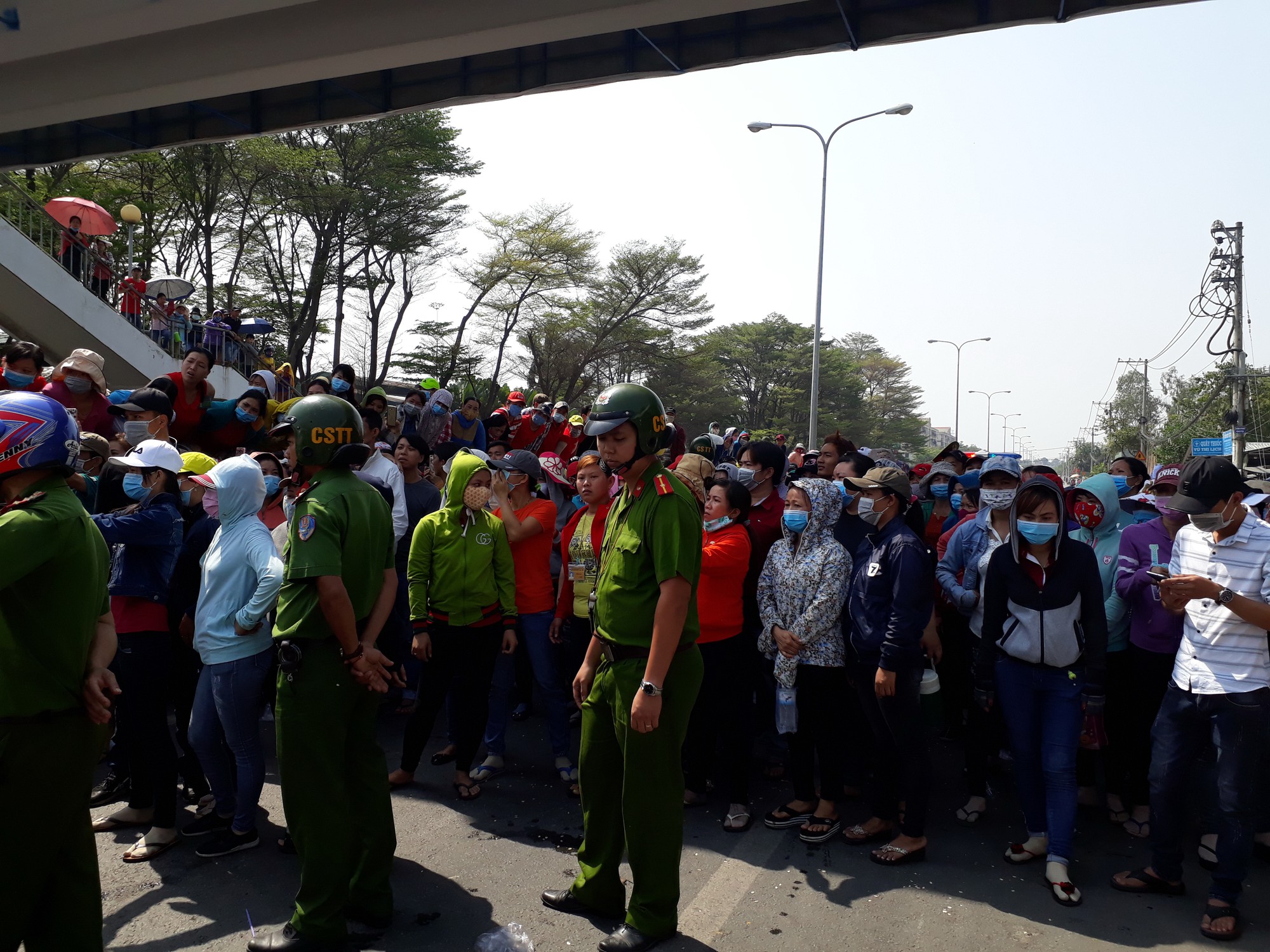 Công nhân Pouchen lại ngừng việc tập thể, Quốc lộ 1K ùn tắc