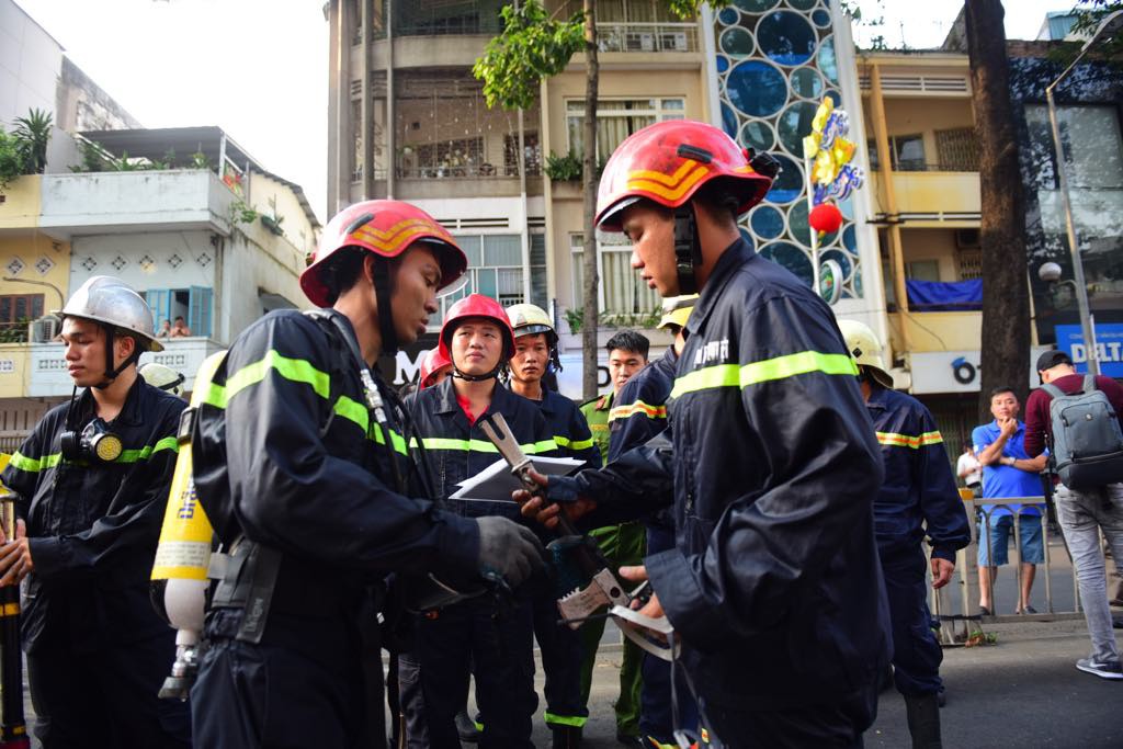 Giải cứu 19 nạn nhân mắc kẹt trong khách sạn 9 tầng bốc cháy