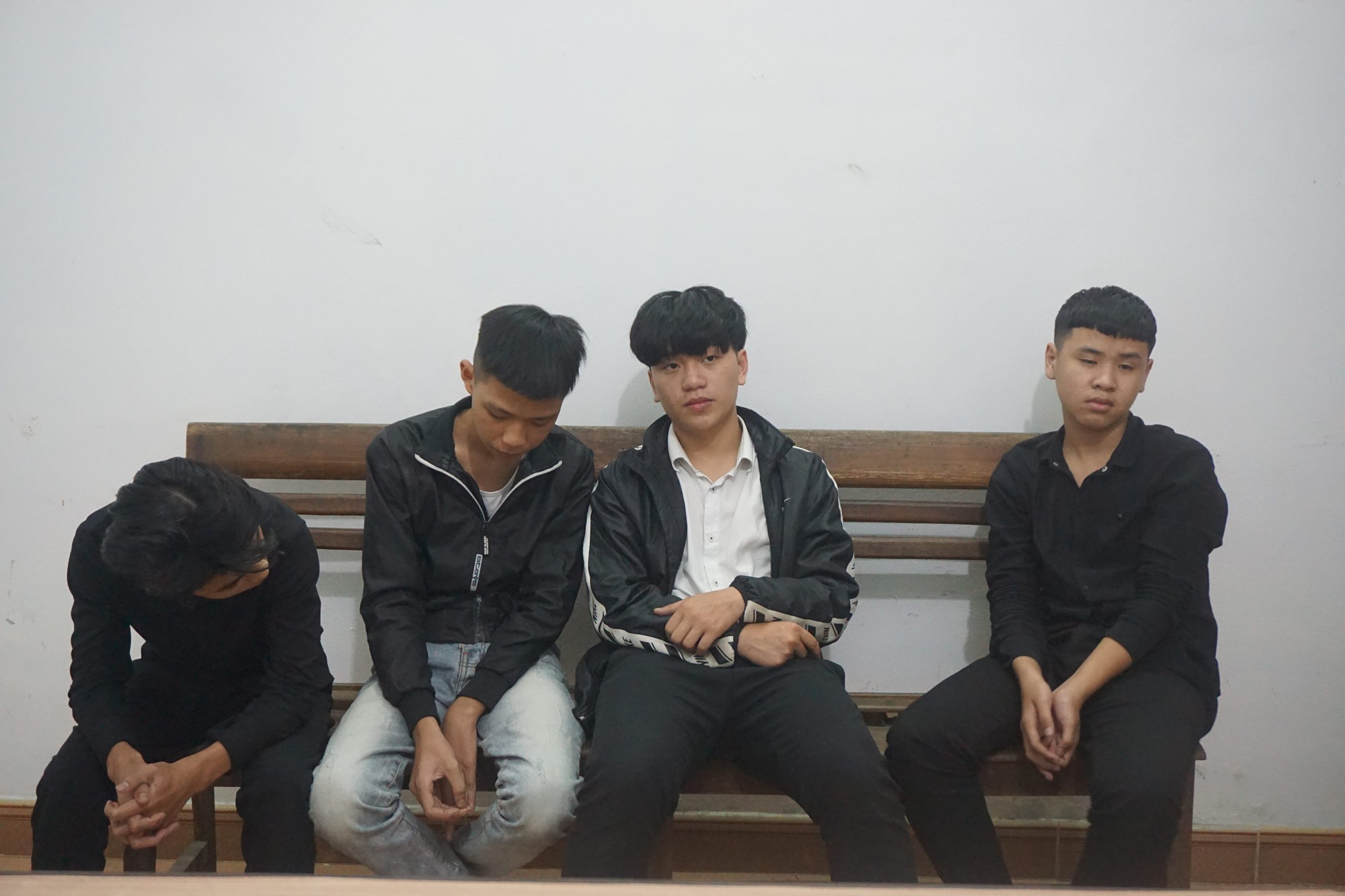Thiếu tiền tiêu xài, nhóm học sinh rủ nhau đi cướp giật lúc nửa đêm