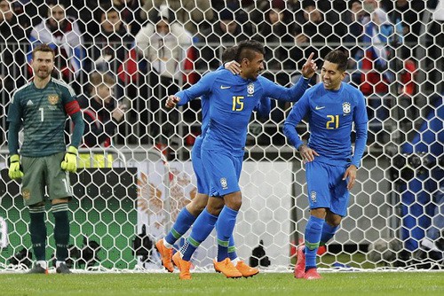 Sao Barca tỏa s&aacute;ng, Brazil đ&egrave; bẹp chủ nh&agrave; World Cup ở Moscow - Ảnh 4.