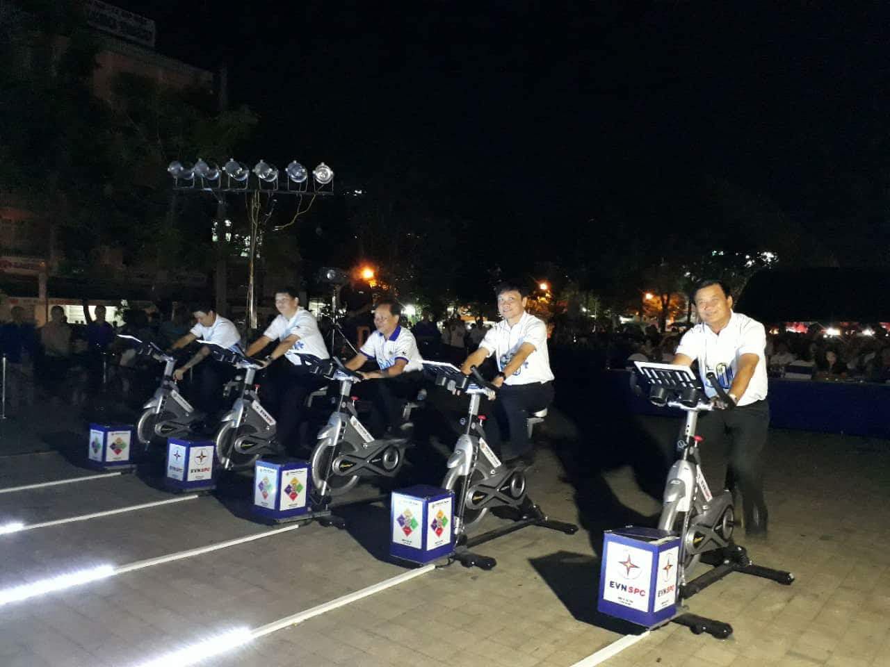Đạp xe tập thể dục để hưởng ứng “Giờ Trái đất 2018” tại Cần Thơ