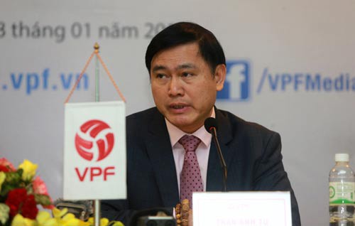 VFF "vừa đá bóng, vừa thổi còi"?