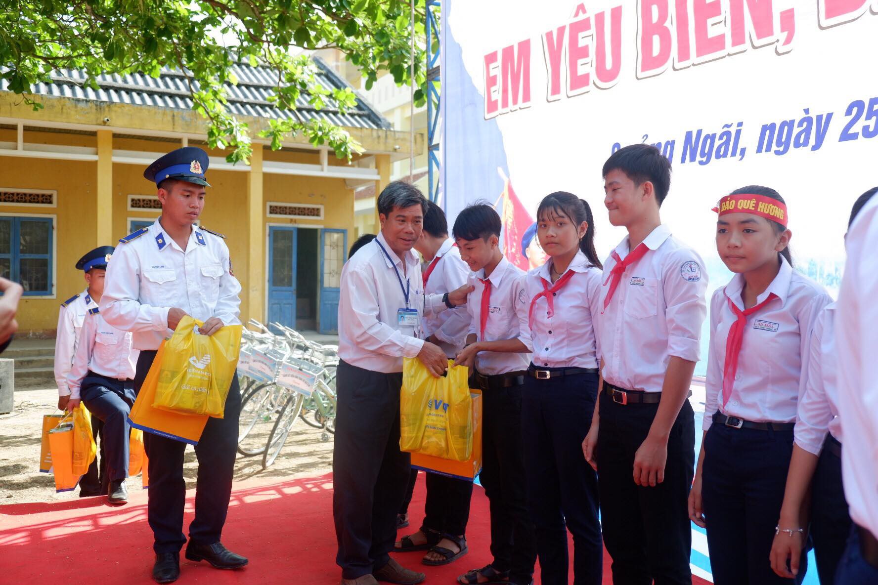 Cảnh sát biển đồng hành với ngư dân - Ảnh 4.