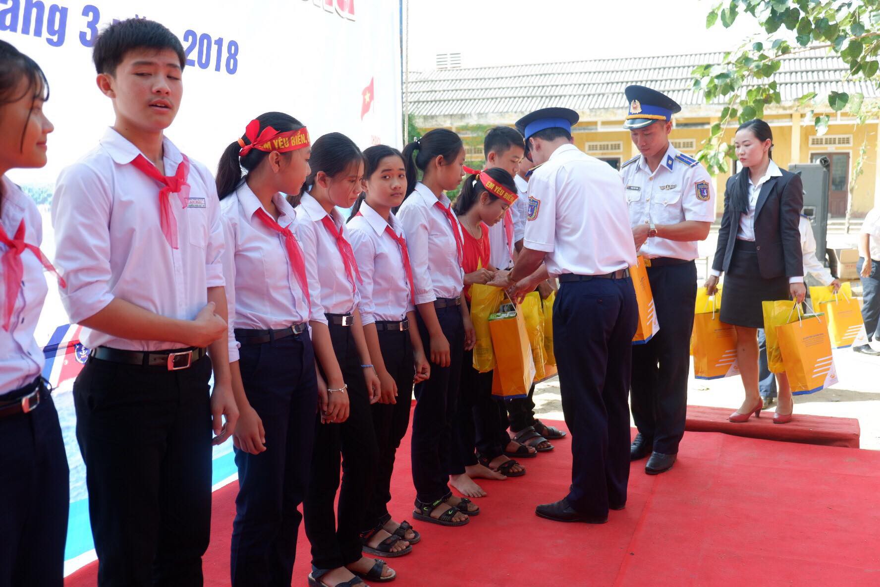 Cảnh sát biển đồng hành với ngư dân - Ảnh 6.