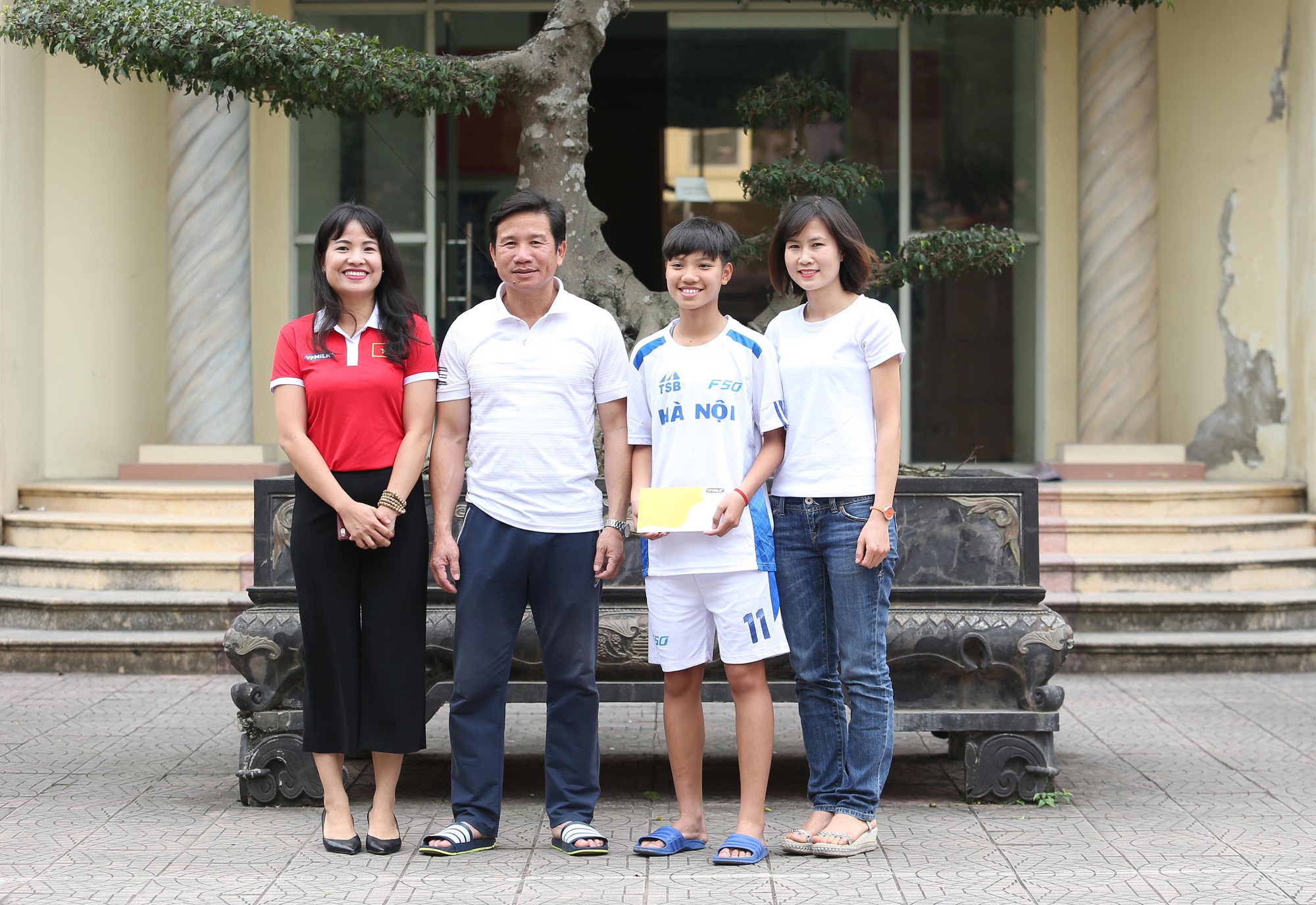Cựu &ldquo;hoa kh&ocirc;i&rdquo; b&oacute;ng đ&aacute; l&agrave;m cầu nối sẻ chia - Ảnh 2.